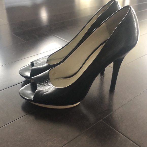 Black peep toe heels with white platform - Picture 5 of 9